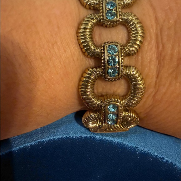 Heidi Daus, Elegant Gold Bracelet with Aqua Crystals “Gorgeous Rock” - Picture 3 of 6